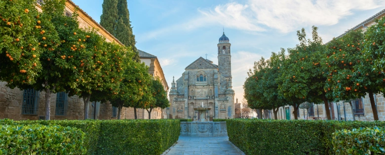 Sacra Capilla del Salvador en Úbeda entre naranjos