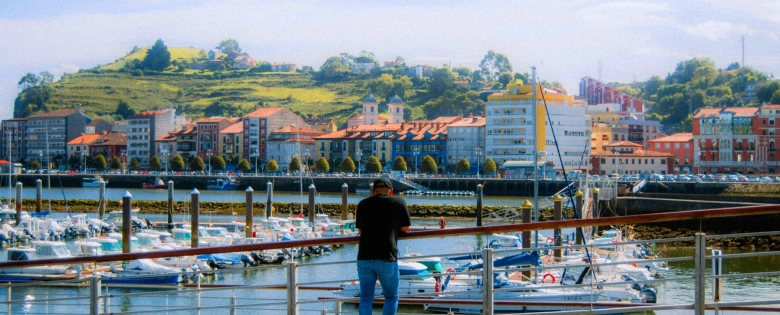 La Marina de Gijón Turista en el puerto de Gijón