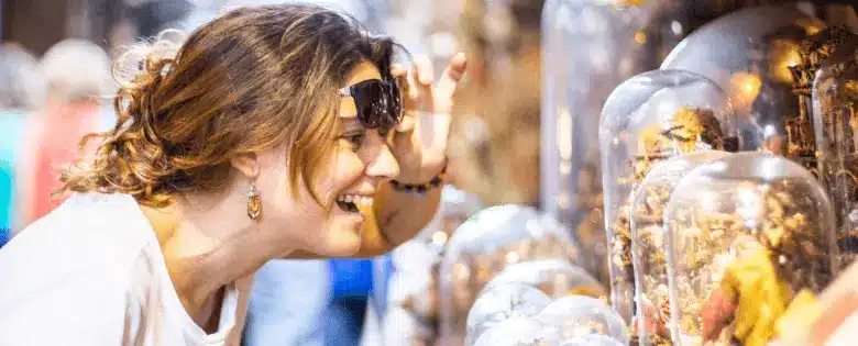 Turista en un Mercado en Nápoles