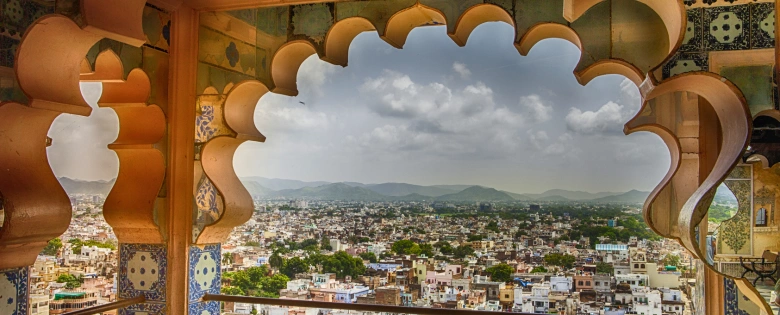 Vista panorámica de Udaipur desde el Palacio de la Ciudad