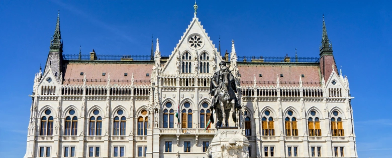 El edificio del Parlamento y una estatua de Gyula Andrássy en Budapest