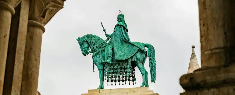 Estatua del Castillo de Buda enmarcada por un arco en Budapest
