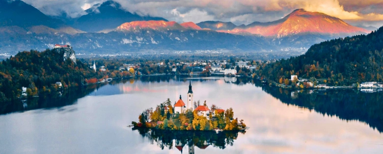 Hermoso lago Bled en Scenia durante el otoño