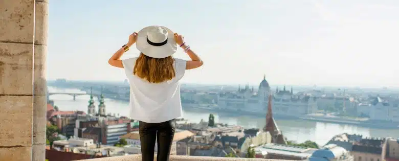 Mujer viajando en Budapest