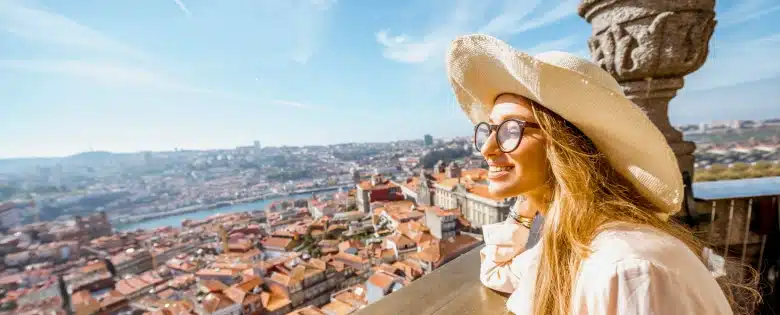 Mujer viajando por la ciudad de Oporto