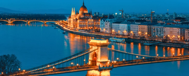 Vista panorámica de Budapest por la noche