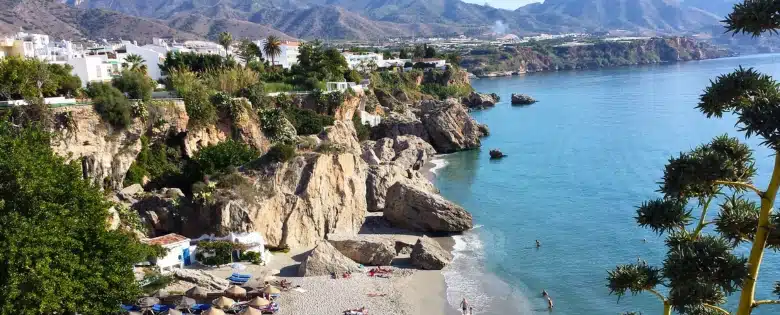 Vista panorámica de la playa en Nerja