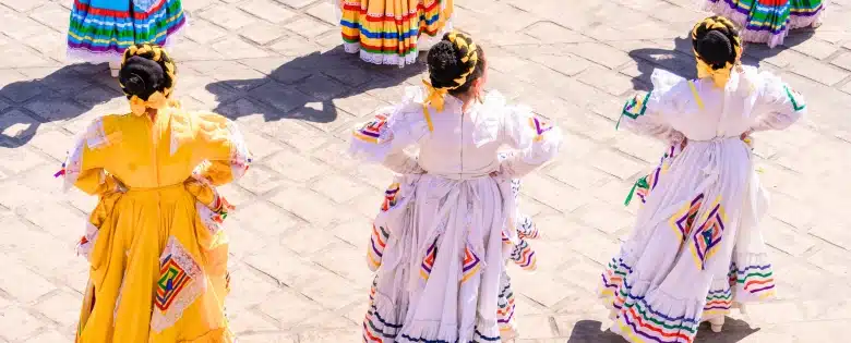 Mujeres en vestimenta tradicional de Puebla